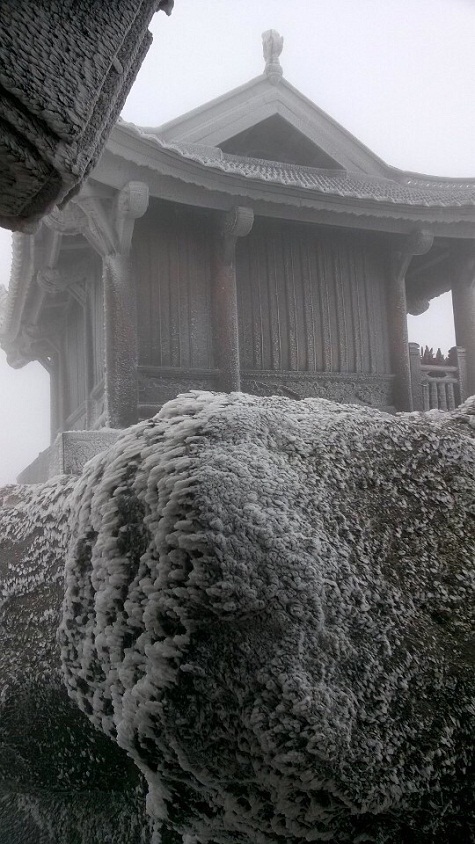 Khu vực chùa Đồng - Yên Tử - Quảng Ninh cũng chìm trong tuyết trắng.